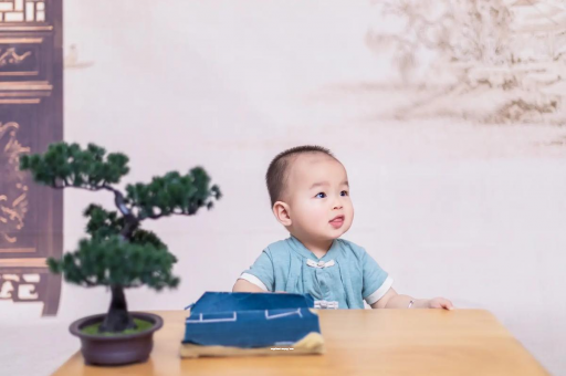 河池怀孕肚子中间凹两边凸
